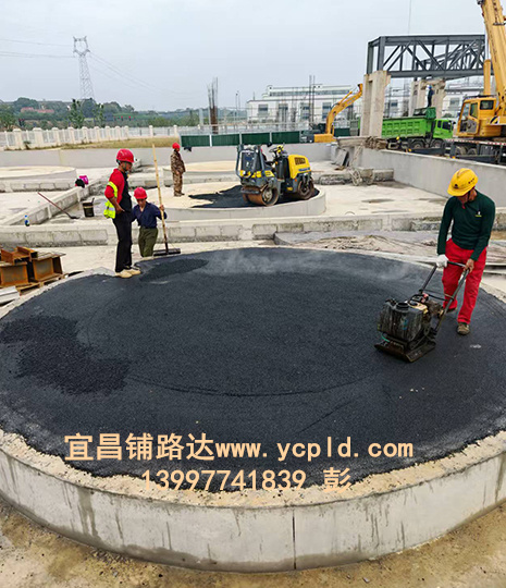 化工廠罐體底座瀝青攤鋪，罐